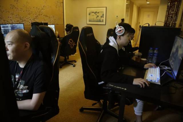 s1mple转会FaZe：社区对这一历史性转会的反应