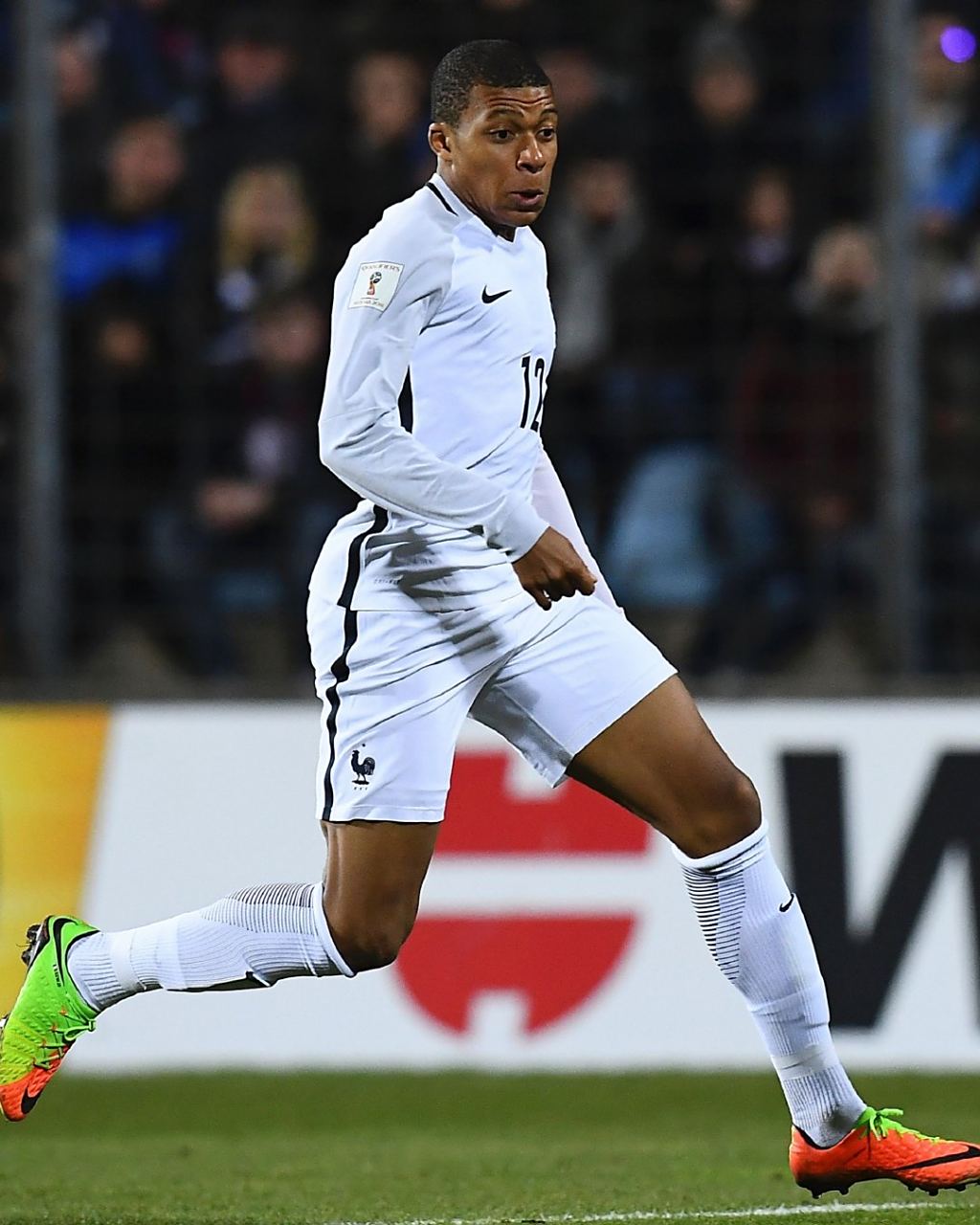 LPL美女解说鼓鼓业务水平遭质疑，微博惨遭爆破